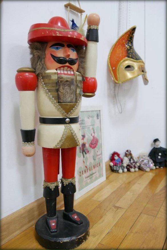 Figura i maska u postavu