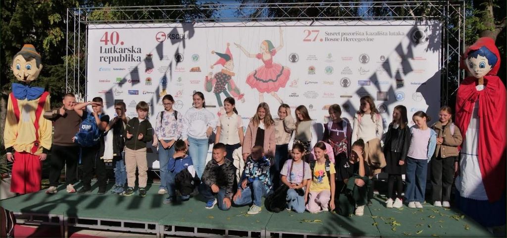 Djeca i gosti prvog dana 40. Lutkarske republike ispred pozornice